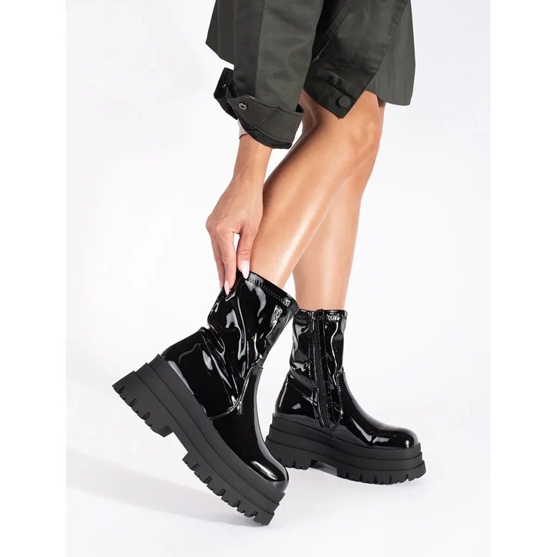 Lakierowane czarne botki na wysokiej platformie 1