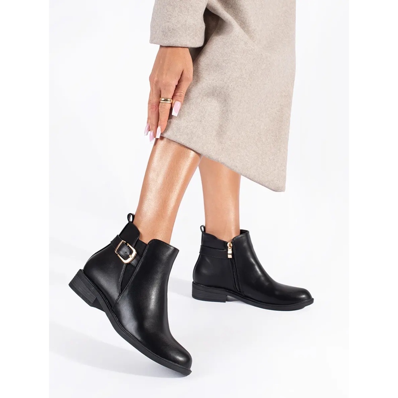 Czarne sztyblety damskie ze złotymi elementami 1