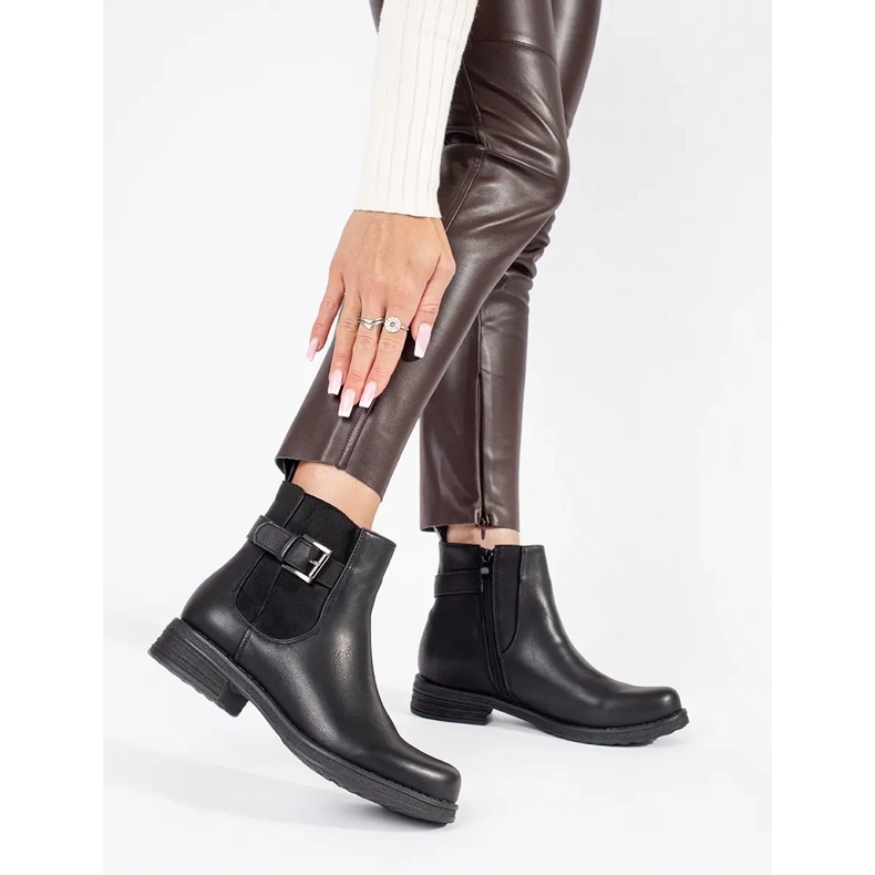 Czarne botki damskie z klamrą na niskim obcasie 1