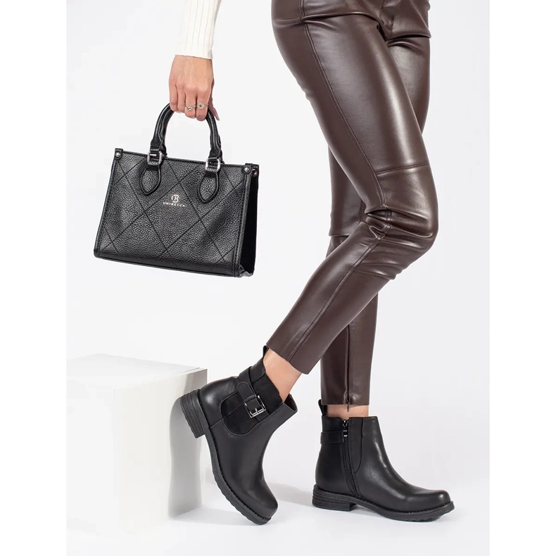 Czarne botki damskie z klamrą na niskim obcasie 2