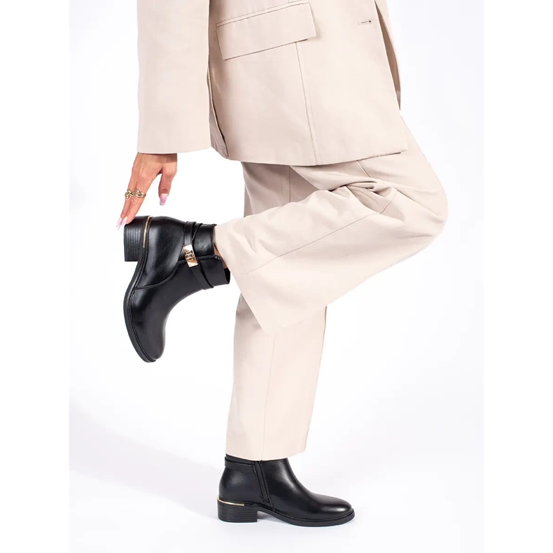 Czarne botki damskie ze złotymi elementami 2