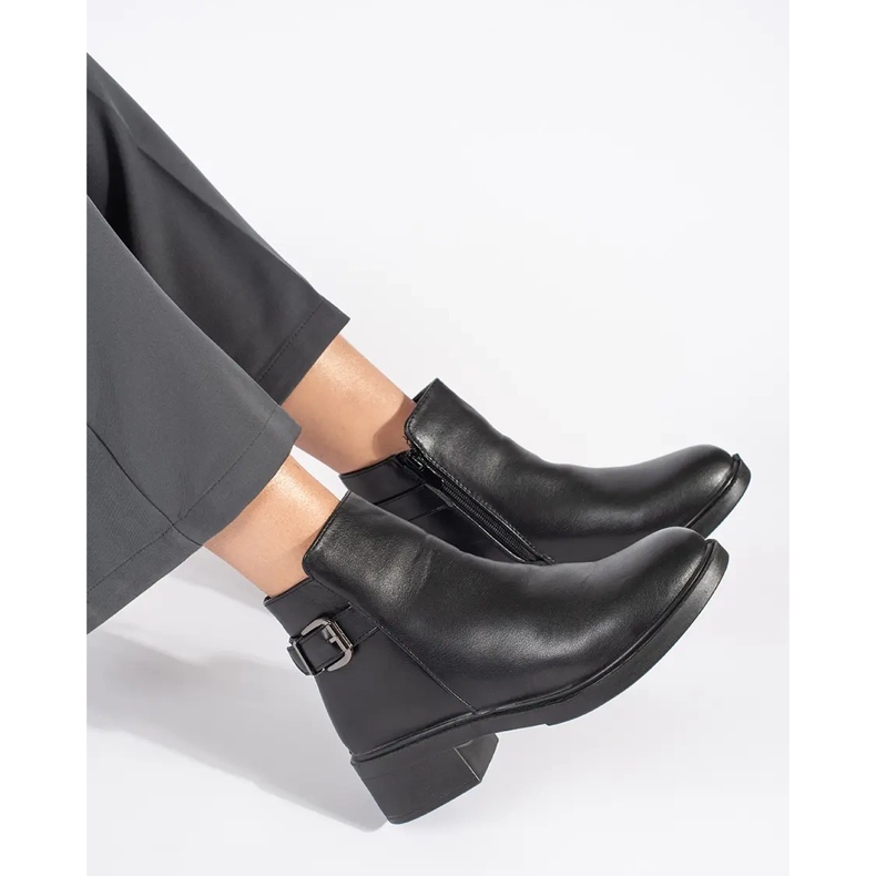 Czarne botki damskie na niskim obcasie z ozdobną klamrą 1