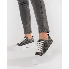 Czarne trampki na platformie ze zdobieniami 1