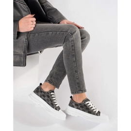 Czarne trampki na platformie ze zdobieniami 2