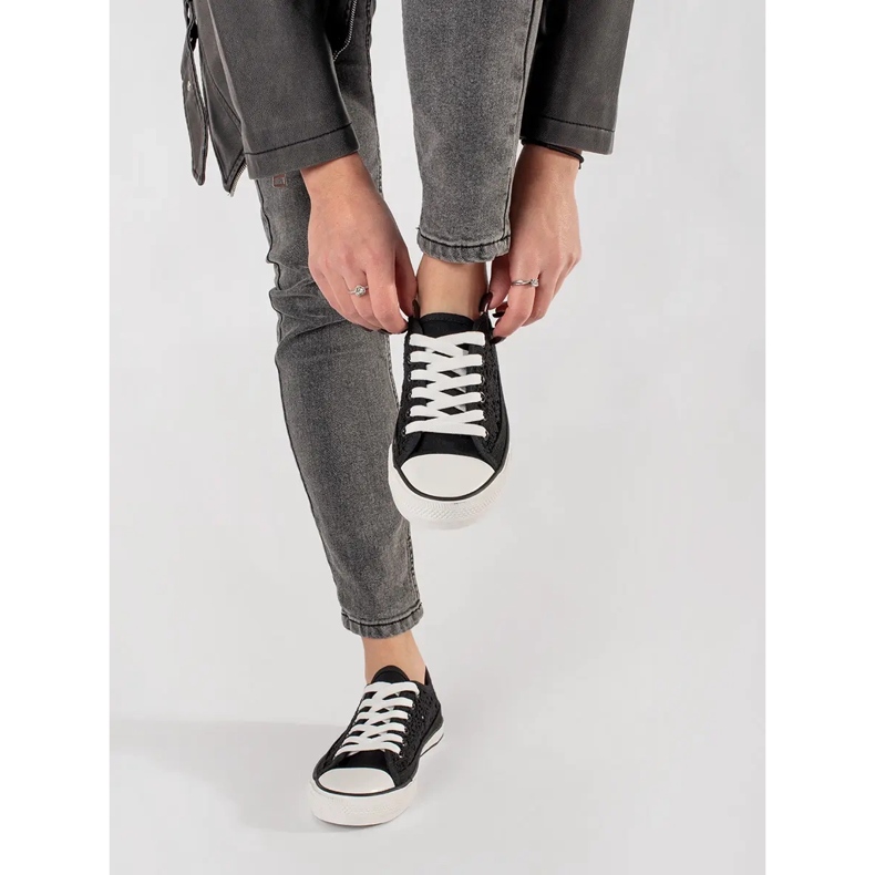 Czarne ażurowe trampki wiązane 2