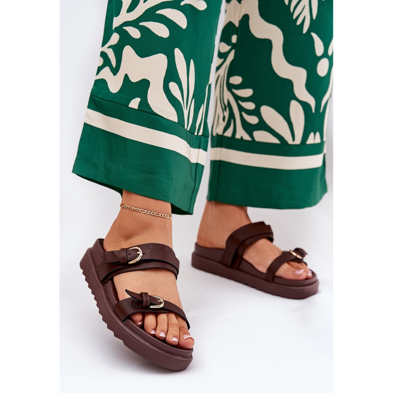 Klapki Damskie Na Platformie Ze Złotymi Klamrami Brązowe 2