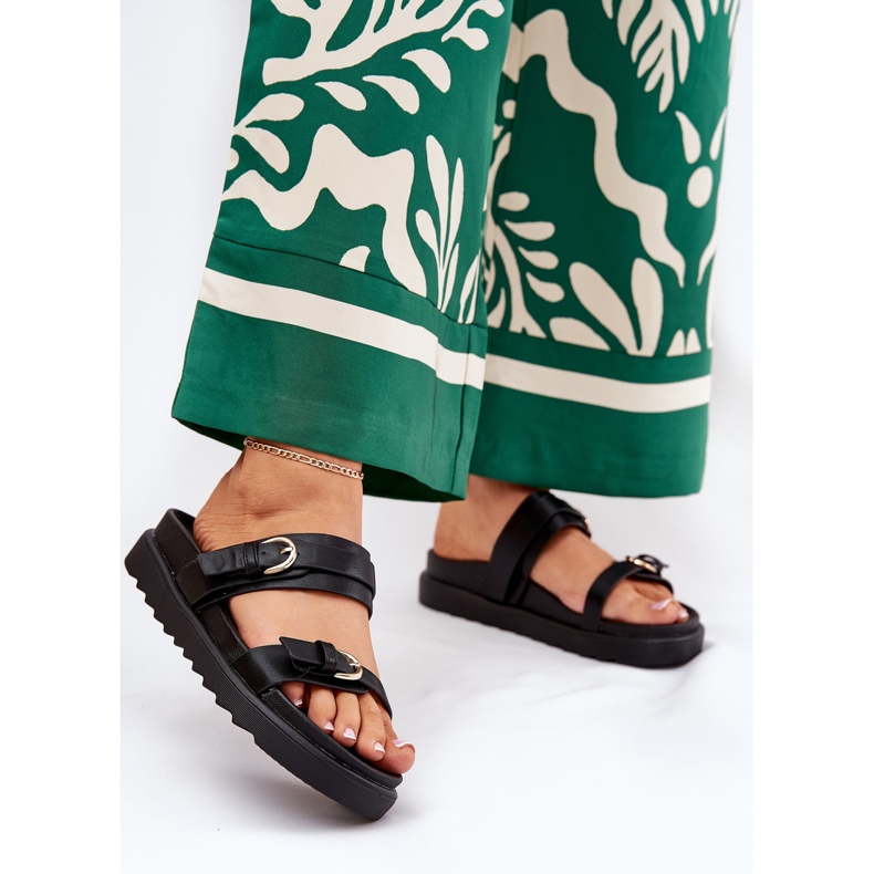 Klapki Damskie Na Platformie Ze Złotymi Klamrami Czarne 2