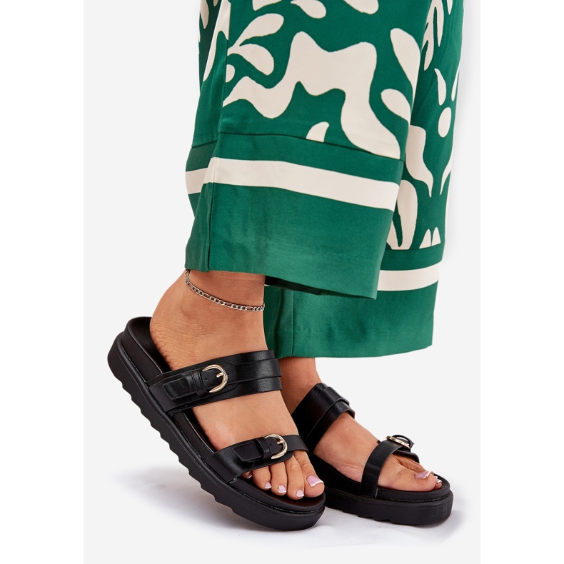 Klapki Damskie Na Platformie Ze Złotymi Klamrami Czarne 1