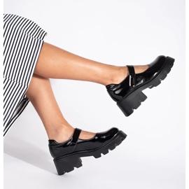 Czarne lakierowane damskie półbuty na platformie 1