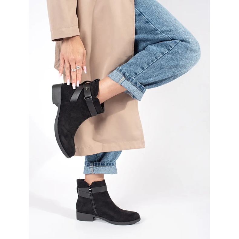 Czarne zamszowe botki damskie z ozdobnym paskiem 1
