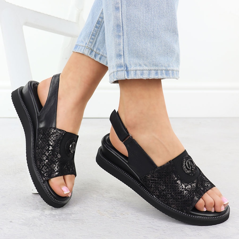 Sandały damskie na podwyższeniu z gumą czarne Jezzi RMR2267-2 1