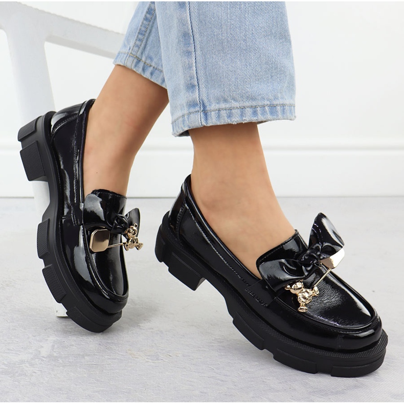 Skórzane mokasyny damskie lakierowane na obcasie czarne Filippo DP610 1