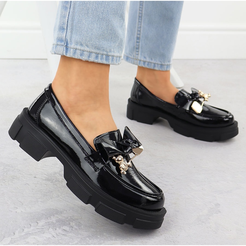 Skórzane mokasyny damskie lakierowane na obcasie czarne Filippo DP610 2