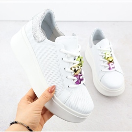 Skórzane półbuty na grubej podeszwie perforowane białe Filippo DP6793 1