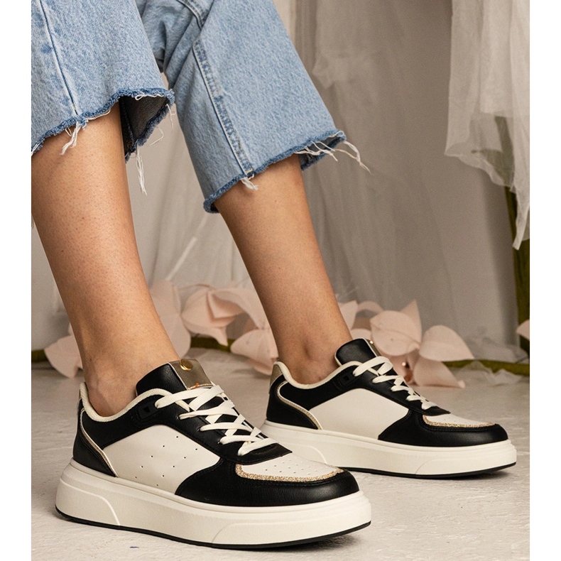 Czarne sneakersy damskie z brokatowym dodatkiem 1