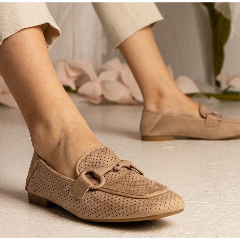 Brązowe damskie mokasyny ażurowe z ozdobą 1