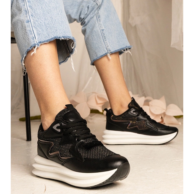 Czarne sneakersy z holograficznym elementem 2