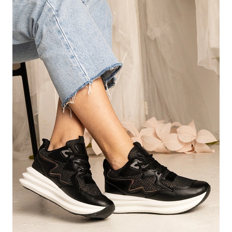 Czarne sneakersy z holograficznym elementem 1