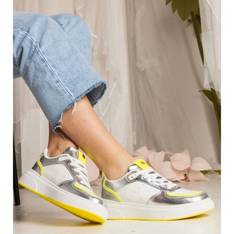 Srebrne sneakersy damskie z neonowym dodatkiem srebrny 2