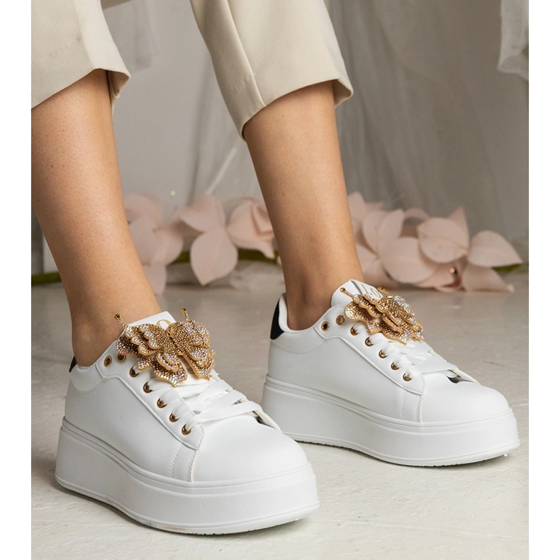 Biało-czarne sneakersy zdobione motylkiem z cyrkoniami białe 2