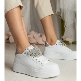 Biało-srebrne sneakersy zdobione motylkiem z cyrkoniami białe 3