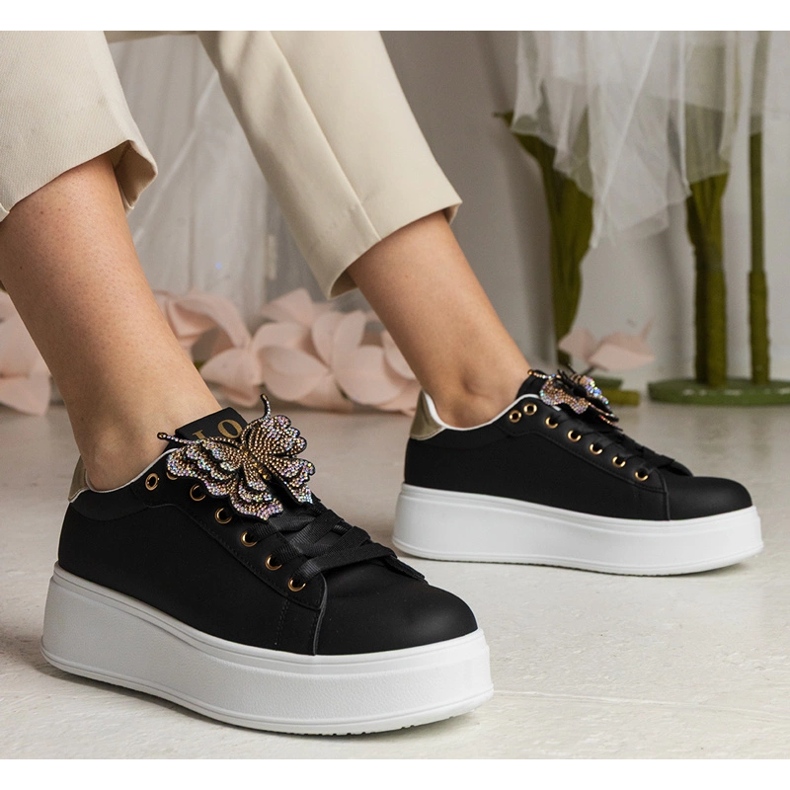 Czarne sneakersy zdobione motylkiem z cyrkoniami 1