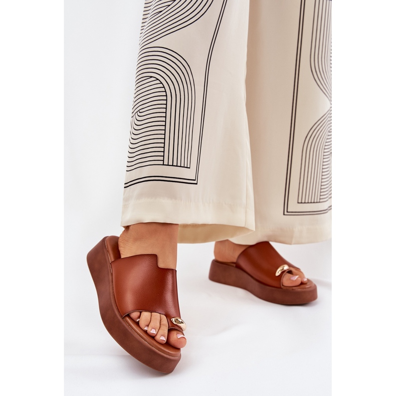 Klapki Damskie Na Platformie I Niskim Koturnie Z Ozdobnym Detalem Camel brązowe 2