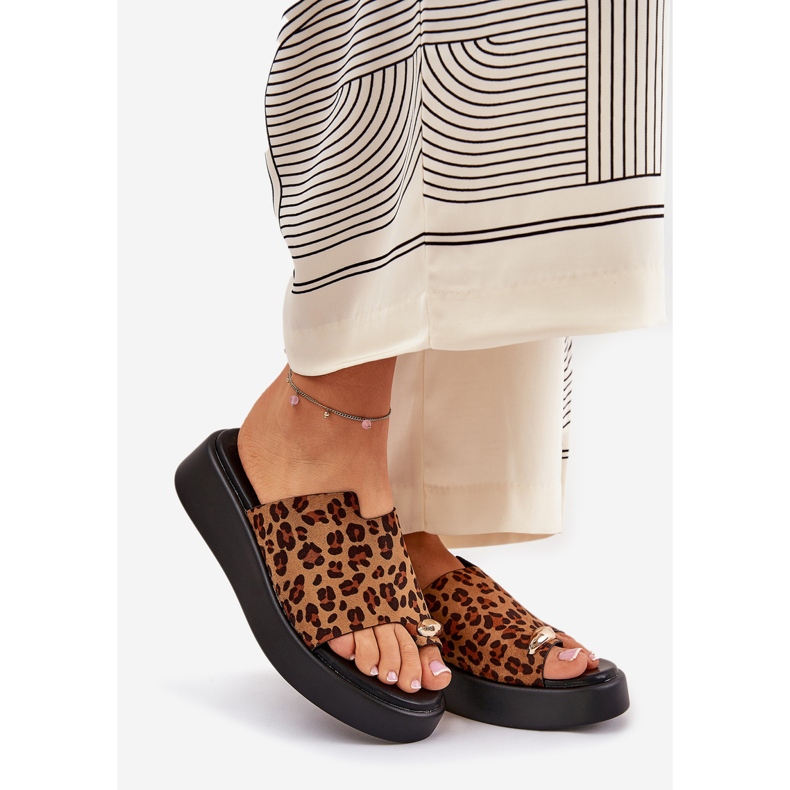 Klapki Damskie Na Platformie I Niskim Koturnie Z Ozdobnym Detalem Panterka Brązowe 1