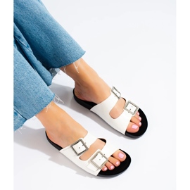 Goodin Białe klapki z ozdobnymi sprzączkami 1