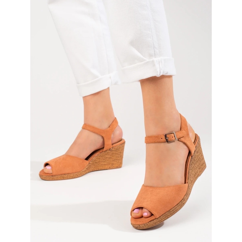 Brązowe sandały na koturnie W. Potocki 2