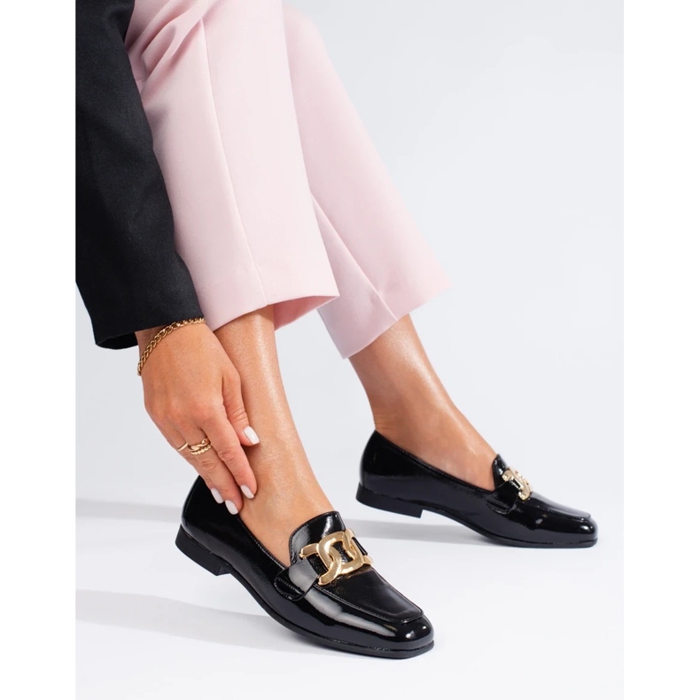 Lakierowane czarne półbuty damskie z łańcuchem Shelovet 1