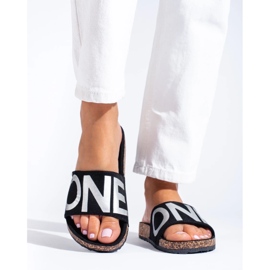 Czarne klapki ze srebrnym napisem na korku Shelovet 2