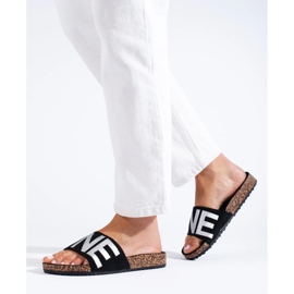 Czarne klapki ze srebrnym napisem na korku Shelovet 1