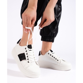 Białe sneakersy sportowe 2