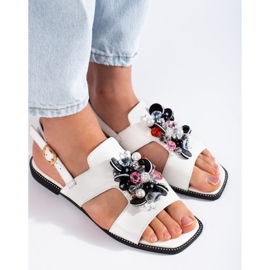 Białe damskie sandały z ozdobą 2