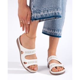 Wygodne białe klapki damskie 2