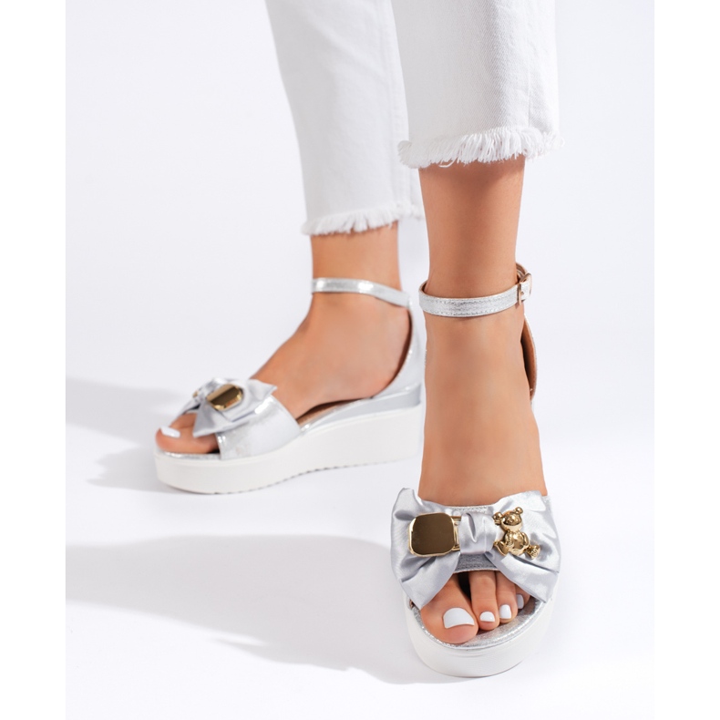 Seastar Srebrne damskie sandały na koturnie z kokardką srebrny 2
