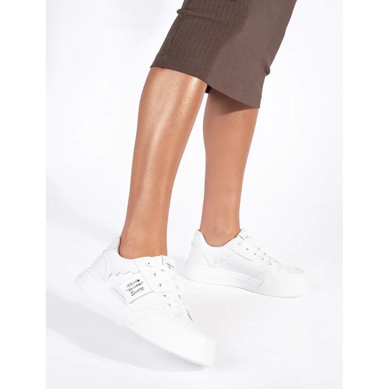 Białe sneakersy na platformie 2