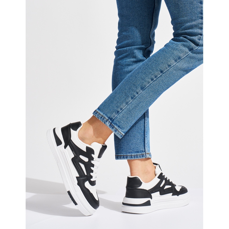 Biało-czarne sneakersy na platformie 1