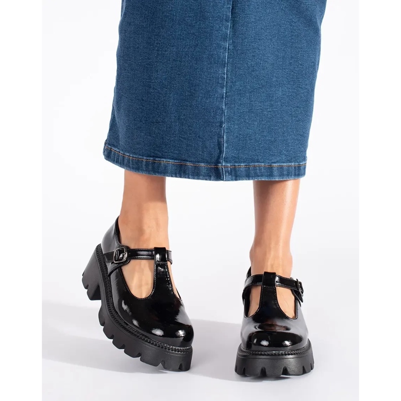 Czarne lakierowane półbuty damskie na platformie 1