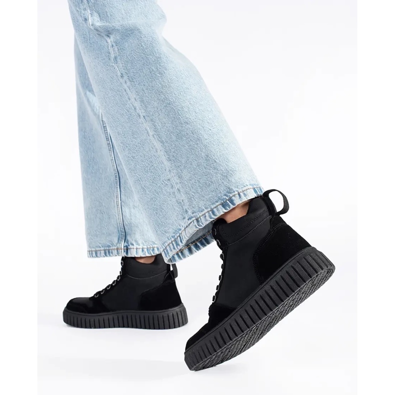 Czarne botki ze skóry naturalnej na grubej tłoczonej podeszwie 1