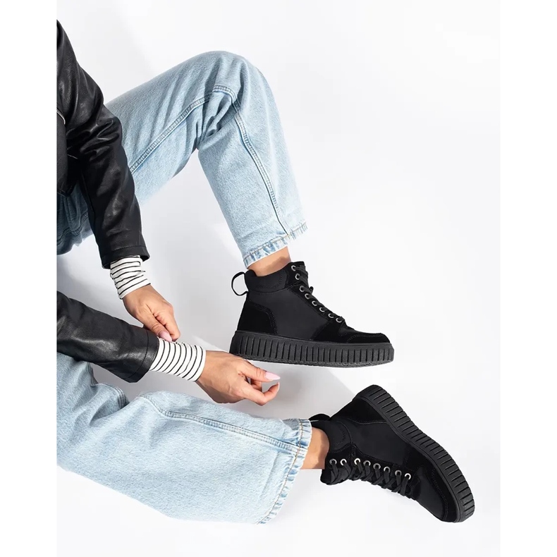 Czarne botki ze skóry naturalnej na grubej tłoczonej podeszwie 2