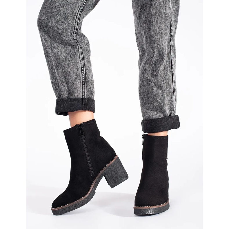 Zamszowe czarne botki na słupku 2
