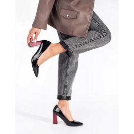 Eleganckie lakierowane czarne czółenka na słupku 1