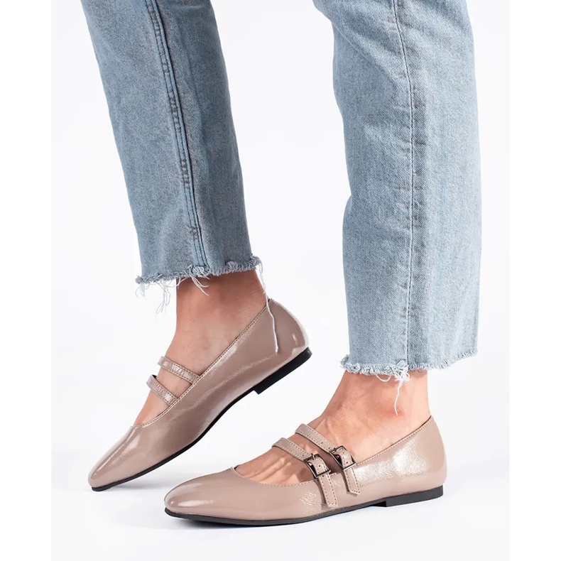 Beżowe lakierowane baleriny z zapięciem beżowy 1