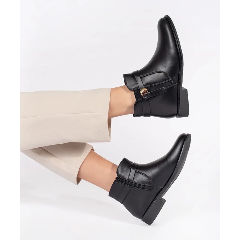 Czarne botki damskie z paskiem na niskim obcasie 1