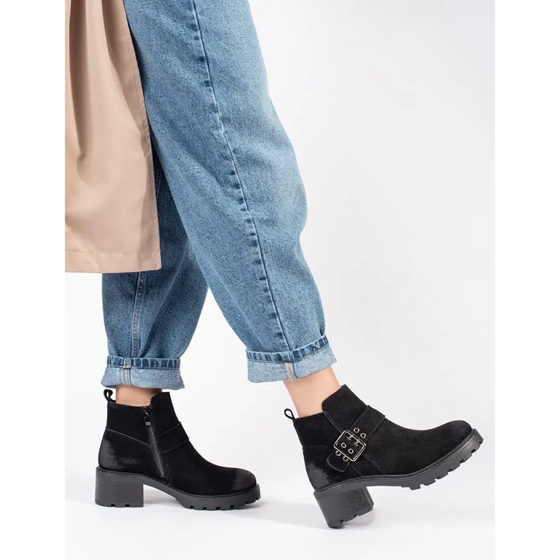 Czarne botki damskie na obcasie ze skóry naturalnej nubuk z ozdobną klamrą Sergio Leone 1