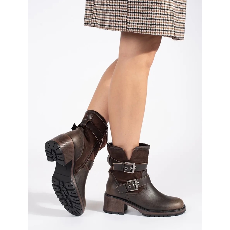 Brązowe botki damskie na obcasie z klamrami 1