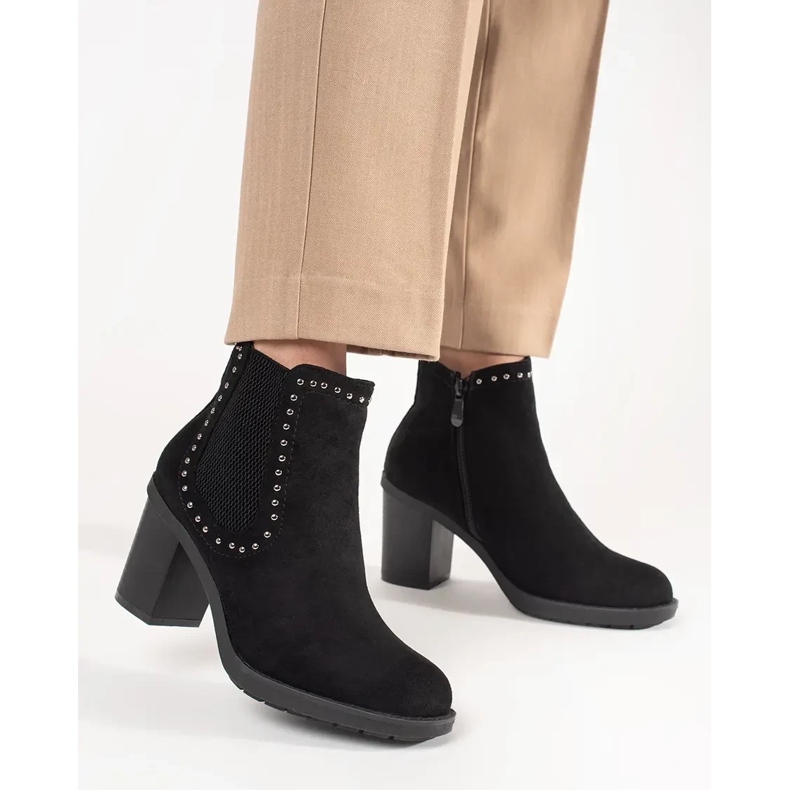 Czarne zamszowe botki na słupku zdobione dżetami 1