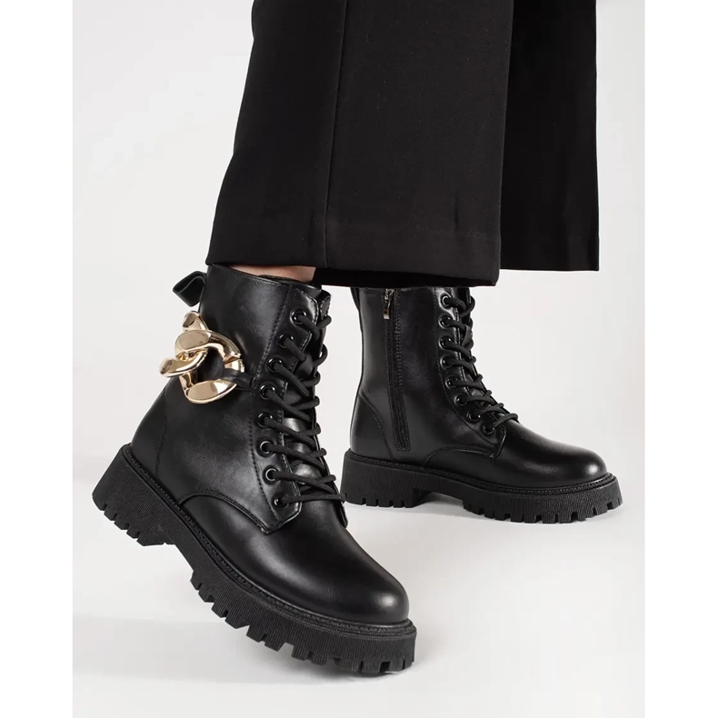 Czarne workery ze złotym łańcuchem 1